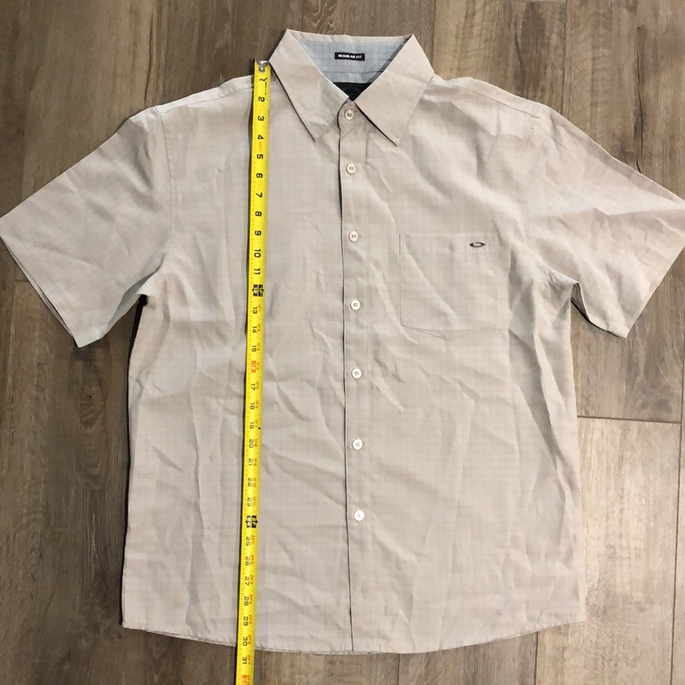 Like new! - OAkLEY Regular Fit Short Sleeved Button Down Shirt - Picture 7 of 8